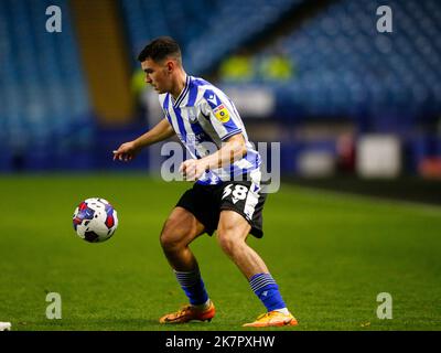 Sheffield, Großbritannien. 18. Oktober 2022. Will Trueman #38 von Sheffield Mittwoch während des Papa John's Trophy Spiels Sheffield Wednesday vs Leicester City U21 in Hillsborough, Sheffield, Großbritannien, 18.. Oktober 2022 (Foto von Ben Early/News Images) in Sheffield, Großbritannien am 10/18/2022. (Foto von Ben Early/News Images/Sipa USA) Quelle: SIPA USA/Alamy Live News Stockfoto