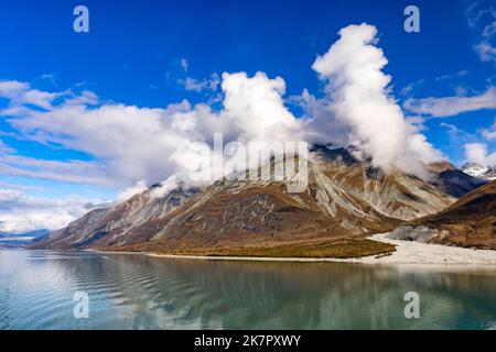 Küstengebirgslandschaft im Glacier Bay National Park and Preserve, in der Nähe von Juneau, Alaska, USA Stockfoto