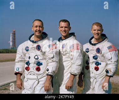 Cape Canaveral, Usa. 18. Oktober 2022. NASA Apollo 9-Astronauten der Hauptmannschaft, von links nach rechts, James McDivitt, David Scott und Russell Schweickart posieren bei der Saturn V-Rakete auf dem Launch Pad 39A im Kennedy Space Center, 18. Dezember 1968 in Cape Canaveral, Florida. McDivitt kommandierte die erste Gemini-Weltraummission und kommandierte Apollo 9 während des ersten mitbemundeten Orbitalflugs eines Mondmoduls, der am 15. Oktober 2022 im Alter von 93 Jahren starb. Quelle: NASA/NASA/Alamy Live News Stockfoto