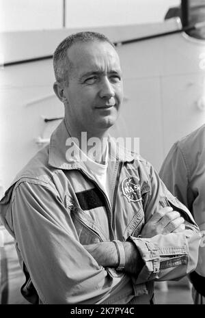 Houston, Usa. 18. Oktober 2022. NASA-Astronaut James A. McDivitt, Kommandant der Weltraummission Apollo 9, entspannt sich auf dem Deck des NASA-Motorschiffs Retriever vor dem Wasseraustraining im Golf von Mexiko am 5. November 1968 in Houston, Texas. McDivitt befehligte die erste Spacewalk-Mission und nahm am ersten mitbemundeten Orbitalflug eines Mondmoduls Teil, während Apollo 9 am 15. Oktober 2022 im Alter von 93 Jahren starb. Quelle: NASA/NASA/Alamy Live News Stockfoto