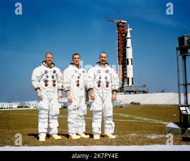 Cape Canaveral, Usa. 18. Oktober 2022. NASA Apollo 9-Astronauten der Hauptmannschaft, von links nach rechts, Russell Schweickart, David Scott und James McDivitt posieren bei der Saturn V-Rakete auf dem Startfeld 39A im Kennedy Space Center, 23. Februar 1969 in Cape Canaveral, Florida. McDivitt kommandierte die erste Gemini-Weltraummission und kommandierte Apollo 9 während des ersten mitbemundeten Orbitalflugs eines Mondmoduls, der am 15. Oktober 2022 im Alter von 93 Jahren starb. Quelle: NASA/NASA/Alamy Live News Stockfoto