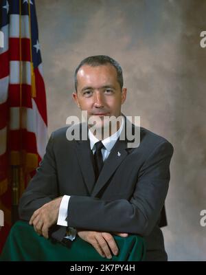 Houston, Usa. 18. Oktober 2022. NASA-Studioportrait des Astronauten James A. McDivitt in einem zivilen Geschäftsanzug im bemannten Raumschiff-Zentrum, 10. September 1964 in Houston, Texas. McDivitt befehligte die erste Spacewalk-Mission und nahm am ersten mitbemundeten Orbitalflug eines Mondmoduls Teil, während Apollo 9 am 15. Oktober 2022 im Alter von 93 Jahren starb. Quelle: NASA/NASA/Alamy Live News Stockfoto