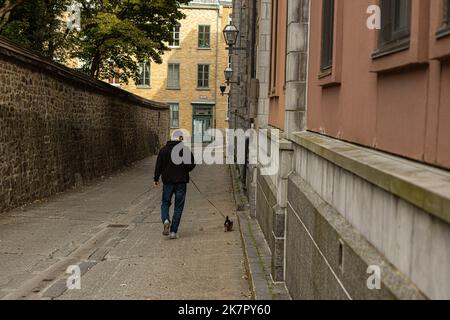 Am 30. September 2022 geht ein Mann mit seinem Hund in den alten Stadtteil von Quebec. Stockfoto