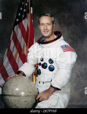 Houston, Usa. 18. Oktober 2022. NASA-Studioportrait des Astronauten James A. McDivitt in seinem Apollo-Raumanzügen im Johnson Space Center, 1. Januar 1971 in Houston, Texas. McDivitt befehligte die erste Spacewalk-Mission und nahm am ersten mitbemundeten Orbitalflug eines Mondmoduls Teil, während Apollo 9 am 15. Oktober 2022 im Alter von 93 Jahren starb. Quelle: NASA/NASA/Alamy Live News Stockfoto