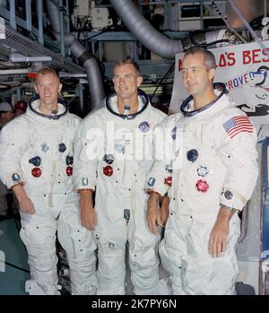 Cape Canaveral, Usa. 18. Oktober 2022. NASA Apollo 9-Astronauten der Hauptmannschaft, von links nach rechts, Russell Schweickart, David Scott und James McDivitt posieren beim Apollo Command Module 103 während des Trainings am Kennedy Space Center, 19. Juli 1968 in Cape Canaveral, Florida. McDivitt kommandierte die erste Gemini-Weltraummission und kommandierte Apollo 9 während des ersten mitbemundeten Orbitalflugs eines Mondmoduls, der am 15. Oktober 2022 im Alter von 93 Jahren starb. Quelle: NASA/NASA/Alamy Live News Stockfoto