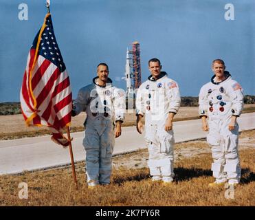 Cape Canaveral, Usa. 18. Oktober 2022. NASA Apollo 9-Astronauten der Hauptmannschaft, von links nach rechts, James McDivitt, David Scott und Russell Schweickart posieren bei der Saturn V-Rakete auf dem Launch Pad 39A im Kennedy Space Center, 18. Dezember 1968 in Cape Canaveral, Florida. McDivitt kommandierte die erste Gemini-Weltraummission und kommandierte Apollo 9 während des ersten mitbemundeten Orbitalflugs eines Mondmoduls, der am 15. Oktober 2022 im Alter von 93 Jahren starb. Quelle: NASA/NASA/Alamy Live News Stockfoto