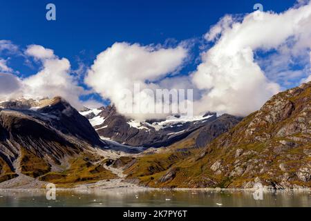 Küstengebirgslandschaft im Glacier Bay National Park and Preserve, in der Nähe von Juneau, Alaska, USA Stockfoto