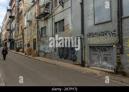 Eine Frau geht am 30. September 2022 in der Altstadt von Québec zu Fuß. Stockfoto