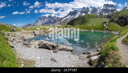 Das Panorama des Oberhornsee mit der Jungfrau, dem Mittaghorn und dem Grosshorn. Stockfoto