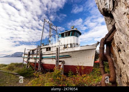 Altes Fischerboot aus Holz in Icy Strait Point, Hoonah, Alaska, USA Stockfoto