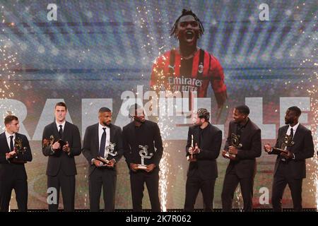 Mailand, Italien. 18. Oktober 2022. Rafel Leao gewinnt die Auszeichnung als bester Spieler der Serie A 2021/22 während der Gran Gala del Calcio AIC 2022 auf der Rho Fiera Milano, Mailand. (Foto: Fabrizio Carabelli/SOPA Images/Sipa USA) Quelle: SIPA USA/Alamy Live News Stockfoto