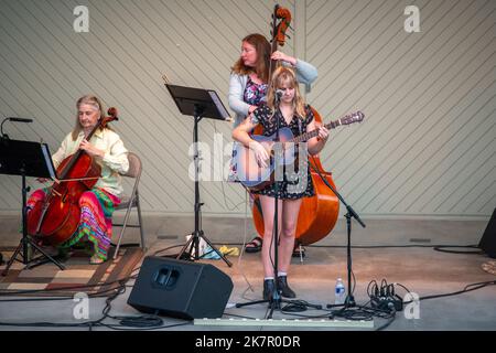 Dori Freeman und die Winston Salem Symphony treten auf der Bühne des Blue Ridge Music Center auf Stockfoto