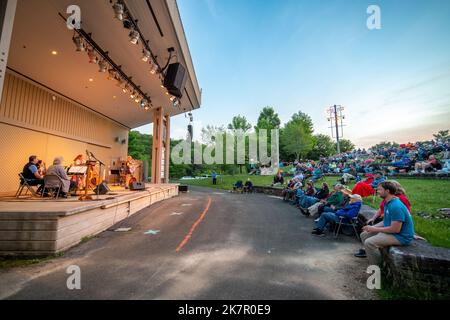 Dori Freeman und die Winston Salem Symphony treten auf der Bühne des Blue Ridge Music Center auf Stockfoto