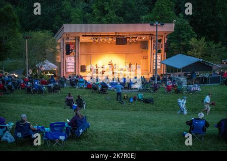 Dori Freeman und die Winston Salem Symphony treten auf der Bühne des Blue Ridge Music Center auf Stockfoto