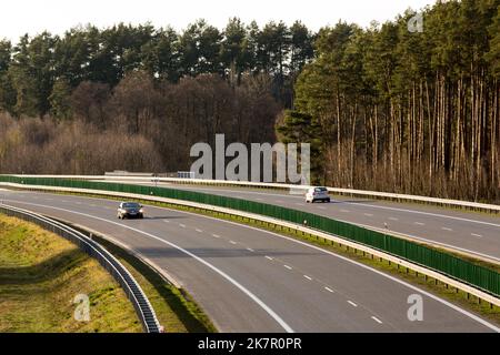 Lakow, Polen. 17. April 2022. Fahrzeuge auf der Autobahn A2, polnischer teilweise mautpflichiger Autobahn, offiziell „Autobahn der Freiheit“ genannt, gesehen in Lakow, Woiwodschaft Lubusz. A2 Autobahn, die quer durch den zentralen Teil des Landes verläuft.die Autobahn der Freiheit ist Teil der europäischen Route E30, die Berlin und Moskau verbindet. (Foto: Karol Serewis/SOPA Images/Sipa USA) Quelle: SIPA USA/Alamy Live News Stockfoto