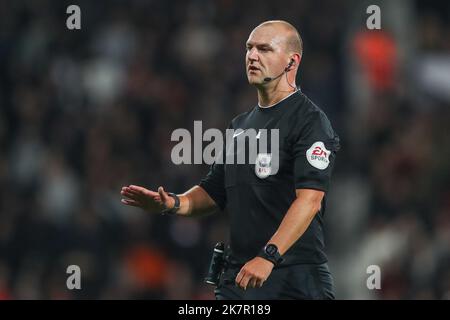 West Bromwich, Großbritannien. 18. Oktober 2022. Schiedsrichter Robert Madley beim Sky Bet Championship Spiel West Bromwich Albion gegen Bristol City im Hawthorns, West Bromwich, Großbritannien, 18.. Oktober 2022 (Foto von Gareth Evans/News Images) in West Bromwich, Großbritannien am 10/18/2022. (Foto von Gareth Evans/News Images/Sipa USA) Quelle: SIPA USA/Alamy Live News Stockfoto