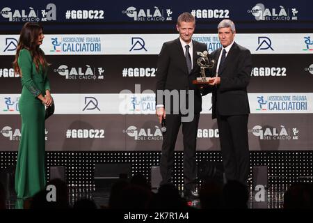 Mailand, Italien. 17. Oktober 2022. Daniele Orsato wurde im Rahmen der Gran Gala del Calcio AIC 2022 auf der Rho Fiera Milano, Mailand, zum besten Schiedsrichter 2021/22 gekürt. (Foto: Fabrizio Carabelli/SOPA Images/Sipa USA) Quelle: SIPA USA/Alamy Live News Stockfoto