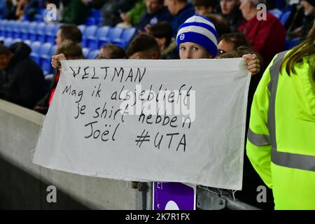 Brighton, Großbritannien. 18. Oktober 2022. Ein junger Joel Veltman-Fan zeigt seine Unterstützung vor dem Premier League-Spiel zwischen Brighton & Hove Albion und Nottingham Forest am 18. 2022. Oktober beim Amex in Brighton, England. (Foto von Jeff Mood/phcimages.com) Quelle: PHC Images/Alamy Live News Stockfoto