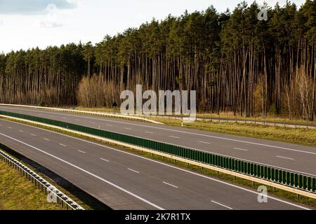 Lakow, Woiwodschaft Lubusz, Polen. 17. April 2022. Gesamtansicht der Autobahn A2, polnischer teilweise mautpflichiger Autobahn, offiziell Autobahn der Freiheit in Lakow, Woiwodschaft Lubusz. A2 Autobahn, die quer durch den zentralen Teil des Landes verläuft.die Autobahn der Freiheit ist Teil der europäischen Route E30, die Berlin und Moskau verbindet. (Bild: © Karol Serewis/SOPA Images via ZUMA Press Wire) Stockfoto