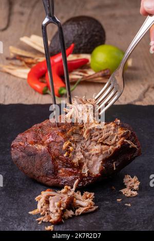 Ziehen zog Schweinefleisch auf Schiefer Stockfoto