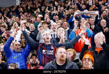 Norwich, Großbritannien. 18. Oktober 2022. Glückliche Luton-Fans beim Sky Bet Championship-Spiel zwischen Norwich City und Luton Town in der Carrow Road am 18. 2022. Oktober in Norwich, England. (Foto von Mick Kearns/phcimages.com) Credit: PHC Images/Alamy Live News Stockfoto