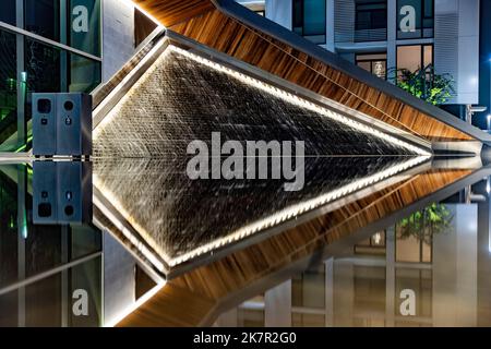Abstrakte Außenansichten der Brunnenarchitektur im Capital Park - James Bay, Victoria, Vancouver Island, British Columbia, Kanada Stockfoto
