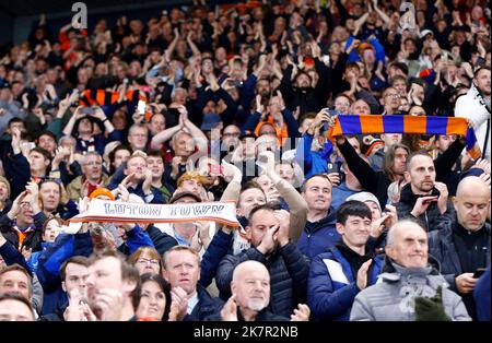 Norwich, Großbritannien. 18. Oktober 2022. Glückliche Luton-Fans beim Sky Bet Championship-Spiel zwischen Norwich City und Luton Town in der Carrow Road am 18. 2022. Oktober in Norwich, England. (Foto von Mick Kearns/phcimages.com) Credit: PHC Images/Alamy Live News Stockfoto