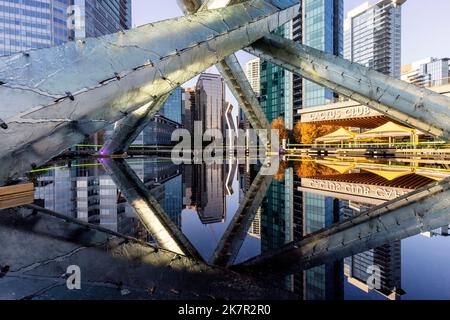 Stadtlandschaften von Vancouver, eingerahmt durch den olympischen Kessel in Jack Poole Plaza - Vancouver, British Columbia, Kanada Stockfoto