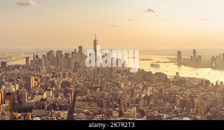 Goldener Sonnenuntergang über den Wolkenkratzern von New York auf der Insel Manhattan Stockfoto