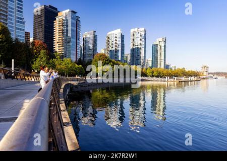 Geschäfts- und Wohngebäude in Coal Harbor-Nachbarschaft - Vancouver, British Columbia, Kanada Stockfoto