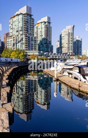 Geschäfts- und Wohngebäude in Coal Harbor-Nachbarschaft - Vancouver, British Columbia, Kanada Stockfoto