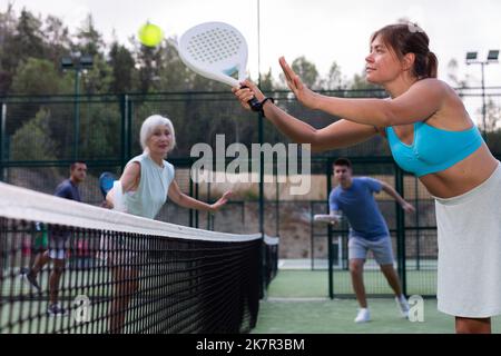 Frauen spielen Padel-Tennis auf dem Platz Stockfoto