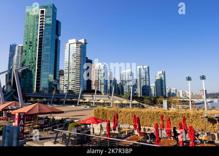 Geschäfts- und Wohngebäude in Coal Harbor-Nachbarschaft - Vancouver, British Columbia, Kanada Stockfoto