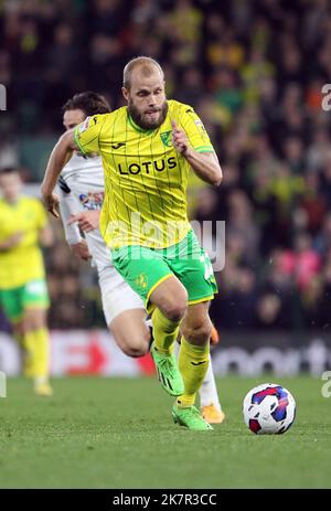 Norwich, Großbritannien. 18. Oktober 2022. Teemu Pukki aus Norwich City läuft mit dem Ball während des Sky Bet Championship-Spiels zwischen Norwich City und Luton Town in der Carrow Road am 18. 2022. Oktober in Norwich, England. (Foto von Mick Kearns/phcimages.com) Credit: PHC Images/Alamy Live News Stockfoto