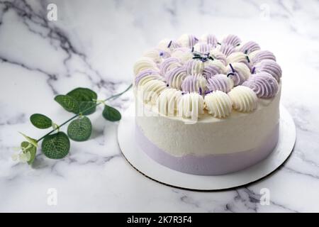 Hausgemachter, hellvioletter Yam-Cremekuchen Stockfoto