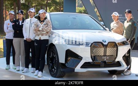 Wonju, Südkorea. 18. Oktober 2022. (L bis R) Atthaya Thitikul aus Thailand, Choi Hye-Jin aus Südkorea, Choi Na-Yeon aus Südkorea, Ko Jin-Young aus Südkorea, Minji Lee aus Australien, Jennifer Kupcho aus den USA, Fotoserie für die Medien vor ihrer Pressekonferenz zur LPGA BMW Ladies Championship 2022 im Oak Valley C.C in Wonju, Südkorea, am 18. Oktober 2022. (Foto: Lee Young-ho/Sipa USA) Quelle: SIPA USA/Alamy Live News Stockfoto