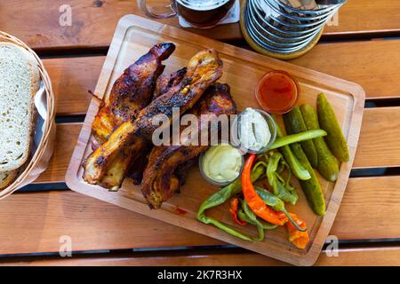 Gebackene Schweineribs mit Gurken und Pfeffer. Stockfoto