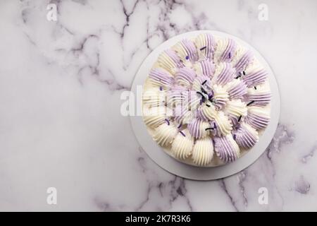 Hausgemachter, hellvioletter Yam-Cremekuchen Stockfoto