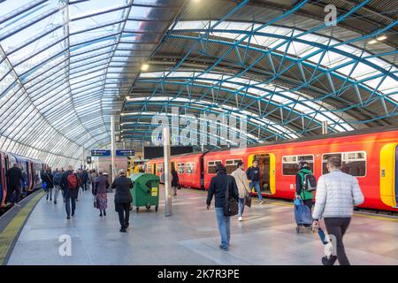 Passagiere, die den Zug an der Londoner Waterloo Station, Waterloo, London Borough of Lambeth, Greater London, England, Vereinigtes Königreich verlassen Stockfoto