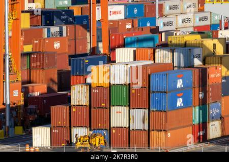 Bunte Schiffscontainer im Hafen von Vancouver - Vancouver, British Columbia, Kanada Stockfoto