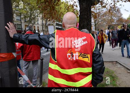 Am Tag des Streiks und der interprofessionellen Proteste gegen Lohnerhöhungen marschieren hier in Paris etwa 20.000 Menschen zwischen Place d'Italie und Invalides Stockfoto