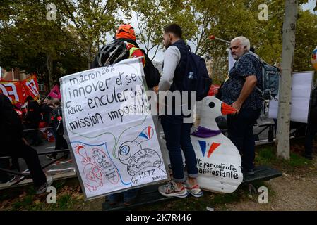 Am Tag des Streiks und der interprofessionellen Proteste gegen Lohnerhöhungen marschieren hier in Paris etwa 20.000 Menschen zwischen Place d'Italie und Invalides Stockfoto