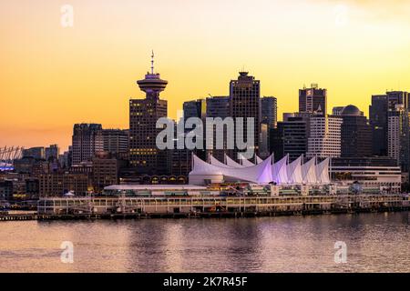 Blick auf den Canada Place und die Skyline der Innenstadt von Vancouver bei Sonnenuntergang - Vancouver, British Columbia, Kanada Stockfoto