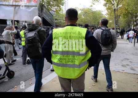 Am Tag des Streiks und der interprofessionellen Proteste gegen Lohnerhöhungen marschieren hier in Paris etwa 20.000 Menschen zwischen Place d'Italie und Invalides Stockfoto