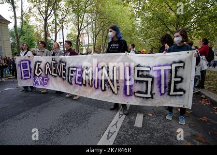 Am Tag des Streiks und der interprofessionellen Proteste gegen Lohnerhöhungen marschieren hier in Paris etwa 20.000 Menschen zwischen Place d'Italie und Invalides Stockfoto