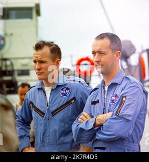 Houston, Usa. 18. Oktober 2022. NASA Gemini-Titan 4 Prime Crew, Astronauten Edward H. White II (links), Pilot, und James A. McDivitt, Kommandopilot, an Bord des NASA Motor Vessel Retriever während des Trainings im Golf von Mexiko, 5. Mai 1965 vor der Küste von Texas. McDivitt befehligte die erste Spacewalk-Mission und nahm an dem ersten Rundflug eines Mondmoduls mit Besatzungsanteil Teil, der während des am 15. Oktober 2022 im Alter von 93 Jahren verstorbenen Apollo 9 stattfand. Quelle: NASA/NASA/Alamy Live News Stockfoto