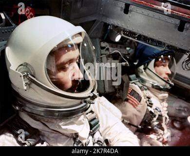 Cape Canaveral, Usa. 18. Oktober 2022. NASA Gemini Titan 4 Prime Crew, Astronauten James A. McDivitt, Kommandopilot, Vordergrund, und Edward H. White II, Pilot, rechts, in der Kapsel vor dem Start vom Kennedy Space Center, 3. Juni 1965 in Cape Canaveral, Florida. McDivitt befehligte die erste Spacewalk-Mission und nahm an dem ersten Rundflug eines Mondmoduls mit Besatzungsanteil Teil, der während des am 15. Oktober 2022 im Alter von 93 Jahren verstorbenen Apollo 9 stattfand. Quelle: NASA/NASA/Alamy Live News Stockfoto