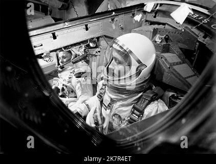 Cape Canaveral, Usa. 18. Oktober 2022. NASA Gemini Titan 4 Prime Crew, Astronauten James A. McDivitt, Kommandopilot, Vordergrund, und Edward H. White II, Pilot, links, in der Kapsel während einer Generalprobe im Kennedy Space Center, 21. Mai 1965 in Cape Canaveral, Florida. McDivitt befehligte die erste Spacewalk-Mission und nahm an dem ersten Rundflug eines Mondmoduls mit Besatzungsanteil Teil, der während des am 15. Oktober 2022 im Alter von 93 Jahren verstorbenen Apollo 9 stattfand. Quelle: NASA/NASA/Alamy Live News Stockfoto