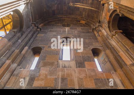 ANI, TÜRKEI - 18. JULI 2019: Innenraum der Kathedrale der antiken Stadt Ani, Türkei Stockfoto