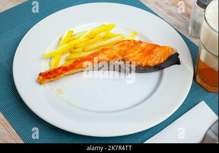 Köstlich Steak aus gebackenem Lachs mit Kartoffeln Stockfoto